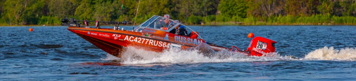 Красный катер Russian Bass на воде